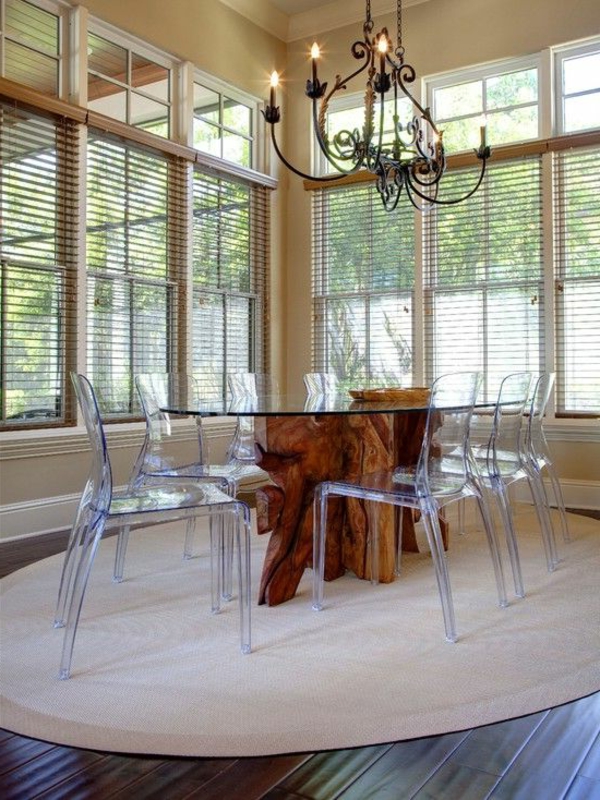 chaise-transparente-tapis-beige-rond-chandelier-intéressant