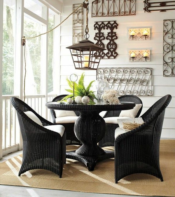 chaise-tressée-chaises-tressées-noires-et-une-table-ronde-tressée
