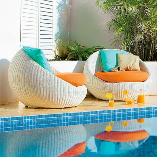 chaise-tressée-deux-chaises-modernes-tréssées-près-d'une-piscine