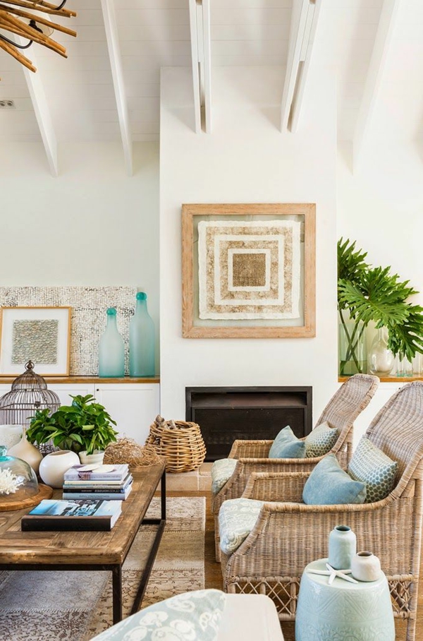 chaise-tressée-intérieur-blanc-à-décoration-turquoise