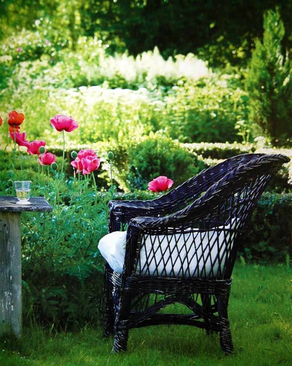 chaise-tressée-une-chaise-magnifique-dans-un-jardin