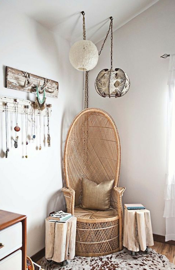 chaise-tressée-une-chaise-originale-et-porte-manteaux-rustiques