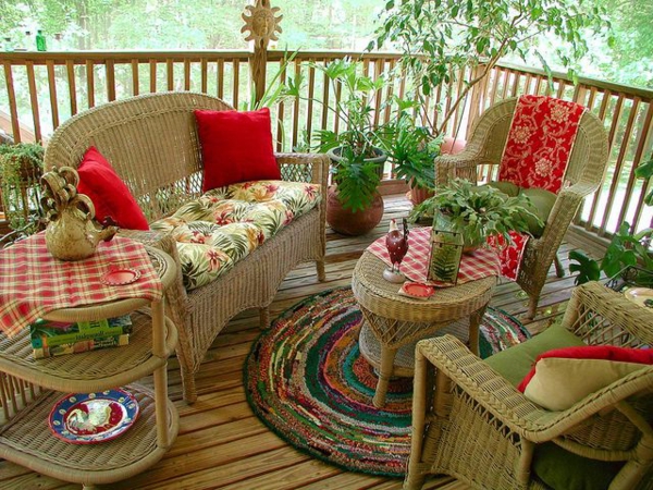 chaise-tressée-une-terrasse-au-sol-de-boiset-mobilier-en-osier