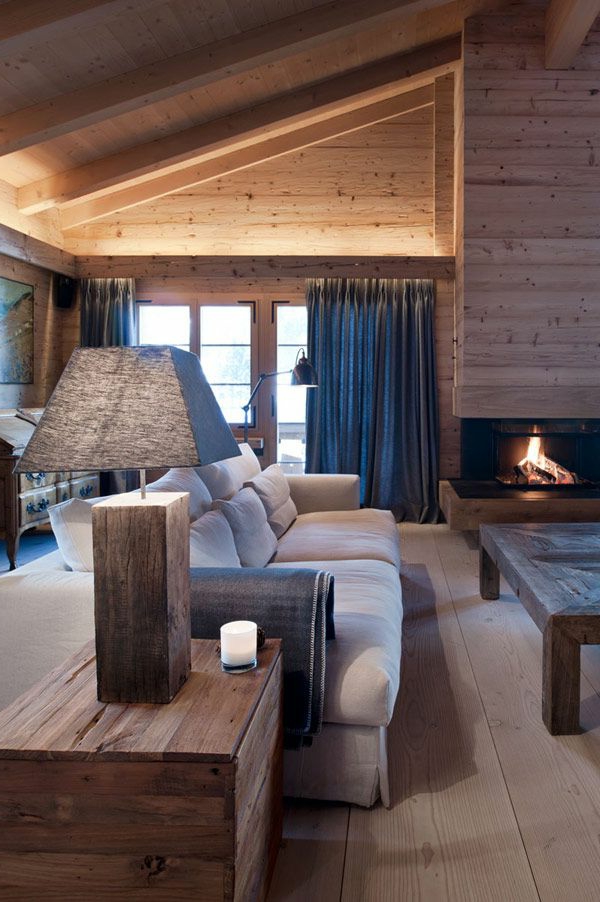 chalet-suisse-cheminée-et-intérieur-cosy