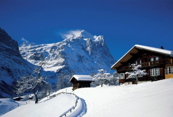 chalet-suisse-chalet-et-sommet-enneigé