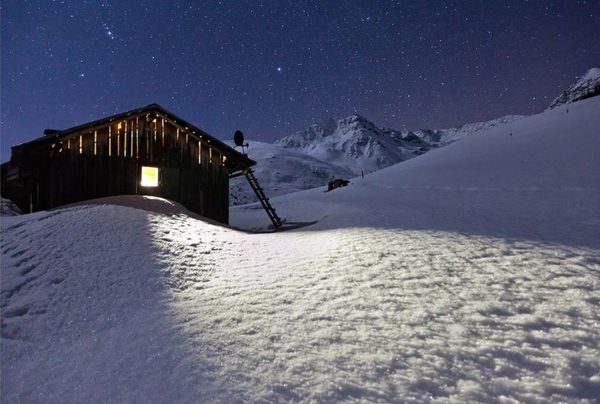 chalet-suisse-petite-cabane-et-un-paysage-mystique