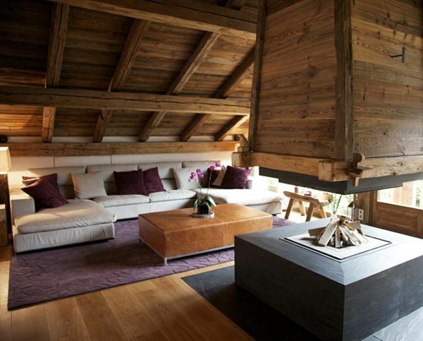 chalet-suisse-sofas-blancs-et-une-grande-cheminée-contemporaine