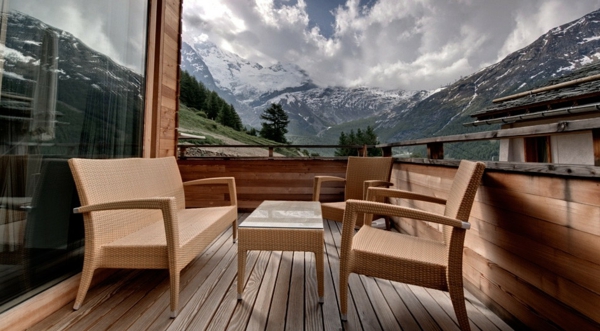 chalet-suisse-terrasse-élégante-et-vue-pittoresque