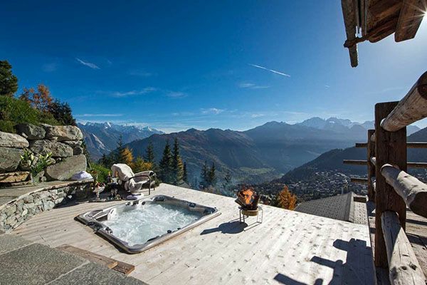 chalet-suisse-un-jacuzzi-sur-la-terrasse