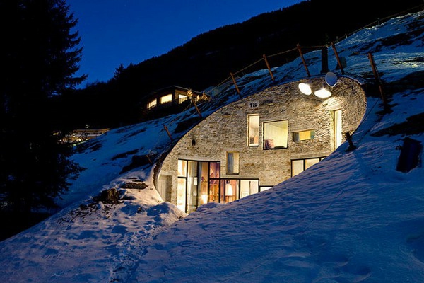 chalet-suisse-un-villa-sous-la-terre