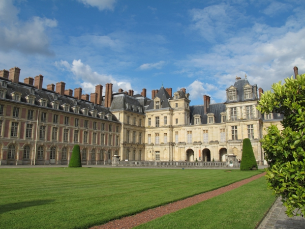 chateau-de-Fontainebleau-près-de-Paris-architecture-jardin-resized
