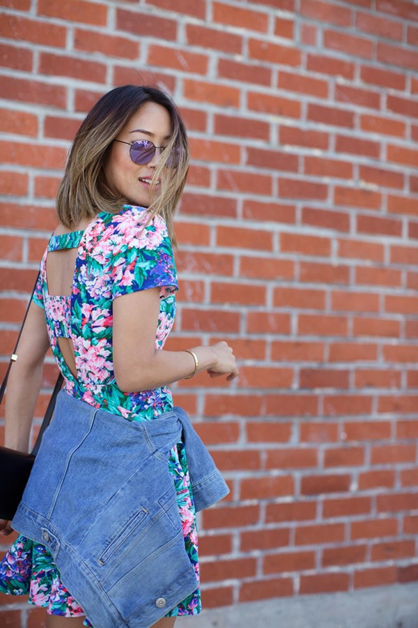 cheveux-mi-longs-robe-fleurie-veste-jean-lunettes-rondes