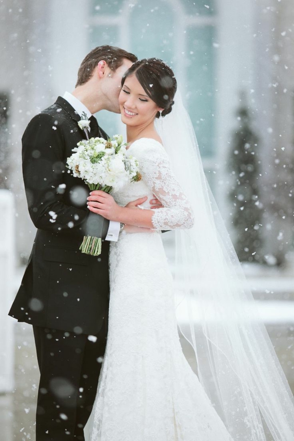 couple-heureuse-mariage-en-hiver-robe-et-bouquet-de-mariée