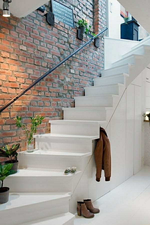 escalier-loft-blanc-collé-à-un-mur-en-briques