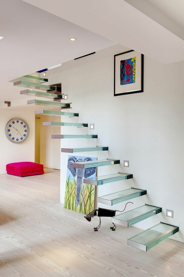 escalier-loft-en-verre-intérieur-blanc-minimaliste