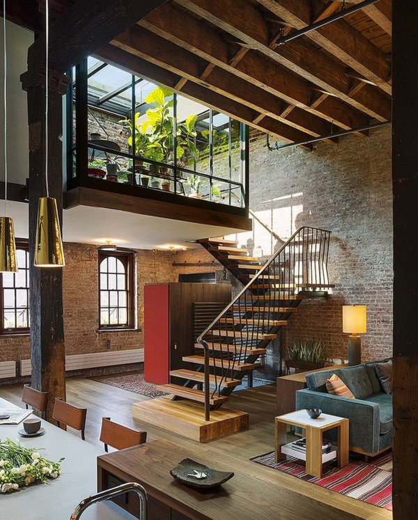 escalier-loft-intérieur-loft-original-plafond-en-bois-et-verrière-de-toit