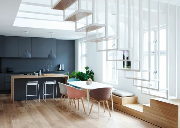 escalier-loft-sympathique-pas-flottants-au-dessus-d'une-petite-cuisine