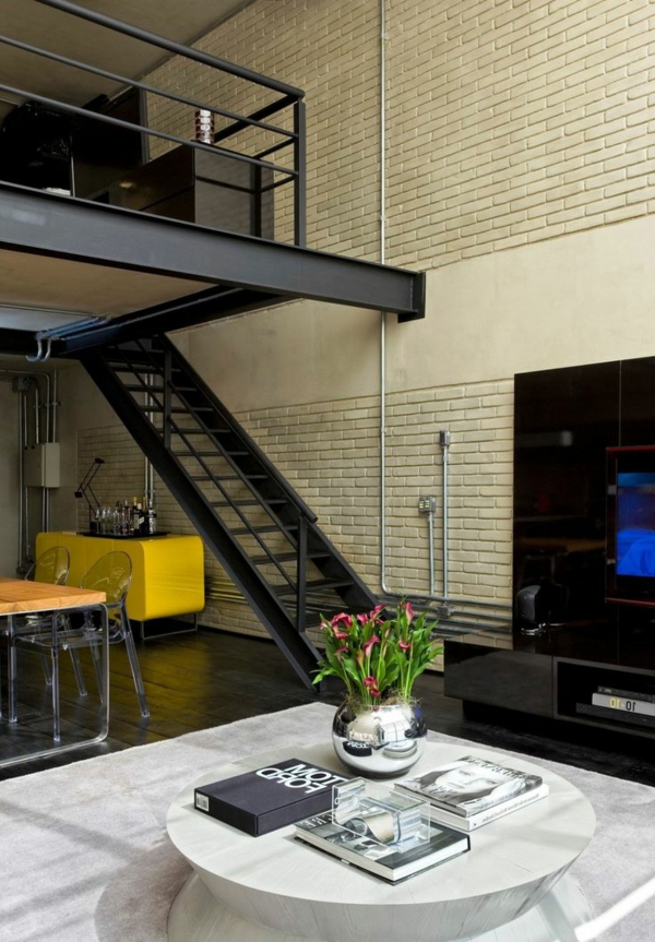 escalier-loft-un-duplex-superbe-petite-table-ronde-escalier-noir