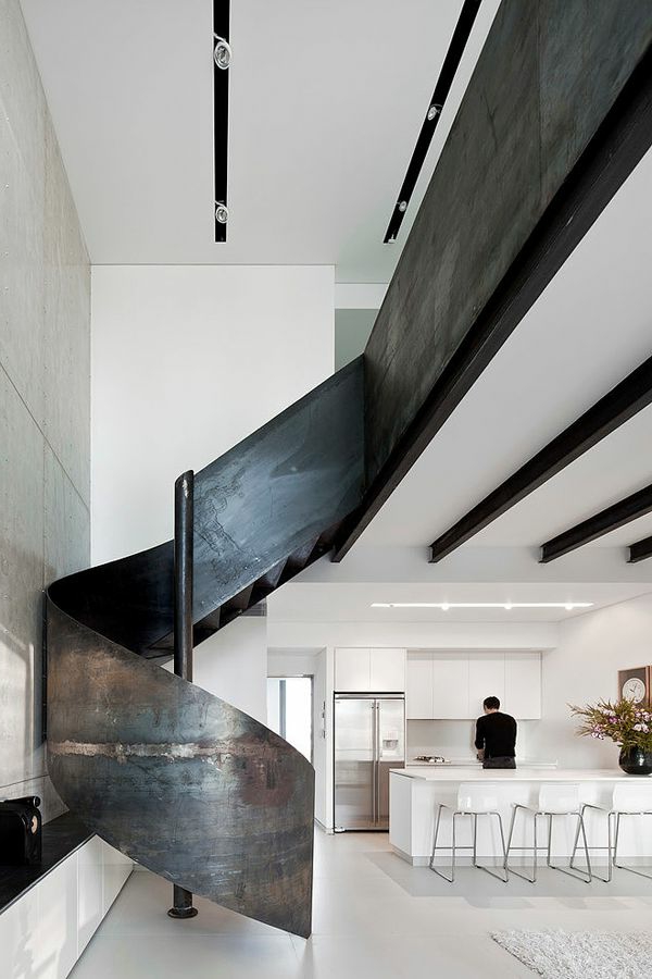 escalier-loft-un-escalier-spectaculaire-en-acier-cuisine-blanche-moderne