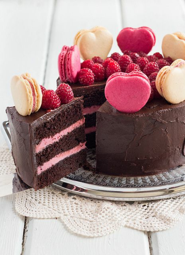 gâteau-français-chocolat-appetit-avec-macarons-et-fruits-rouges