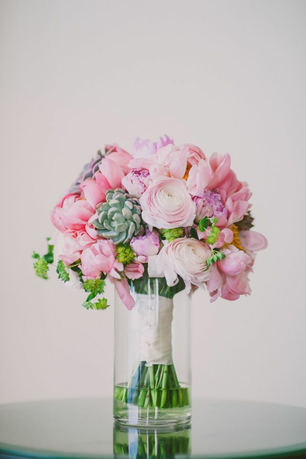 joli-bouquet-de-mariage-idée-créative-dans-une-vase
