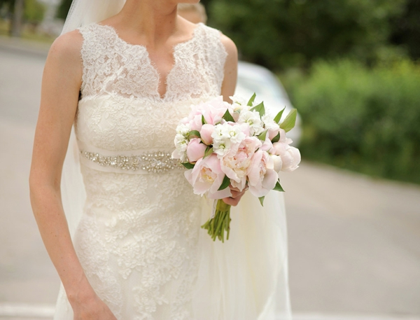 joli-bouquet-de-mariage-idée-créative-robe-et-accessoires-mariée