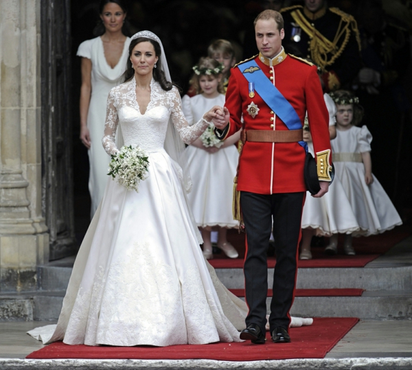 la-couple-royal-kate-middleton-et-sa-robe de mariée princesse-resized