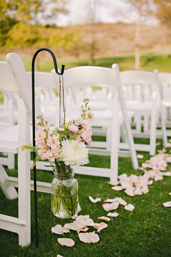 la-déco-de-mariage-fleurs-idée-créative-decoration-chaises-peleuse