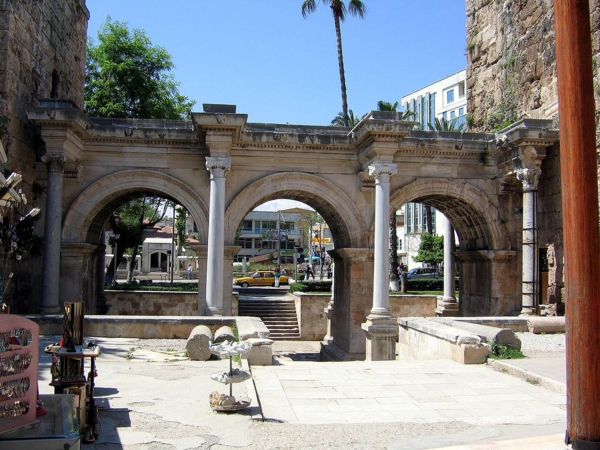 la-porte-d'Hadrianus-à-Antalya-resized