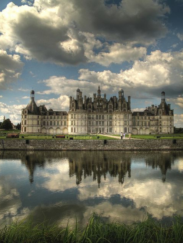 les-châteaux-de-la-Loire-la-rivière-qui-reflète-les-nuages
