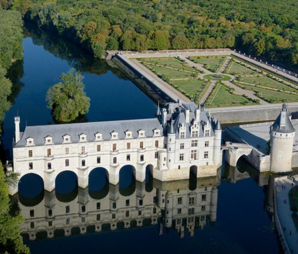 les-châteaux-de-la-Loire-le-château-et-la-Loire