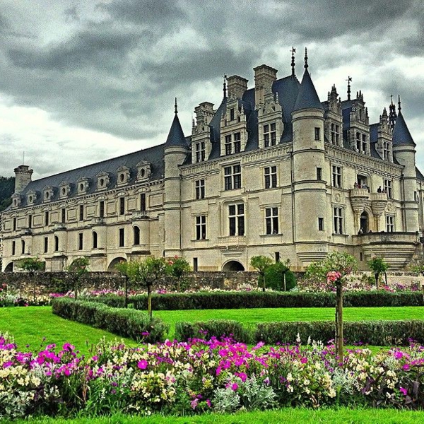 les-châteaux-de-la-Loire-un-grand-château-avec-son-jardin