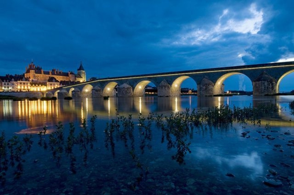 les-châteaux-de-la-Loire-un-grand-pont-pittoresque
