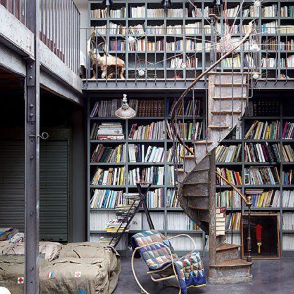 loft-parisien-bibliothèque-fauteuil-et-lit
