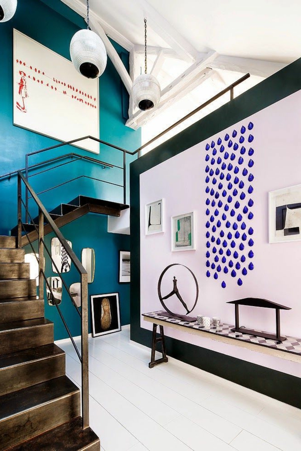 loft-parisien-intérieur-artistique-avec-escalier-décoratif