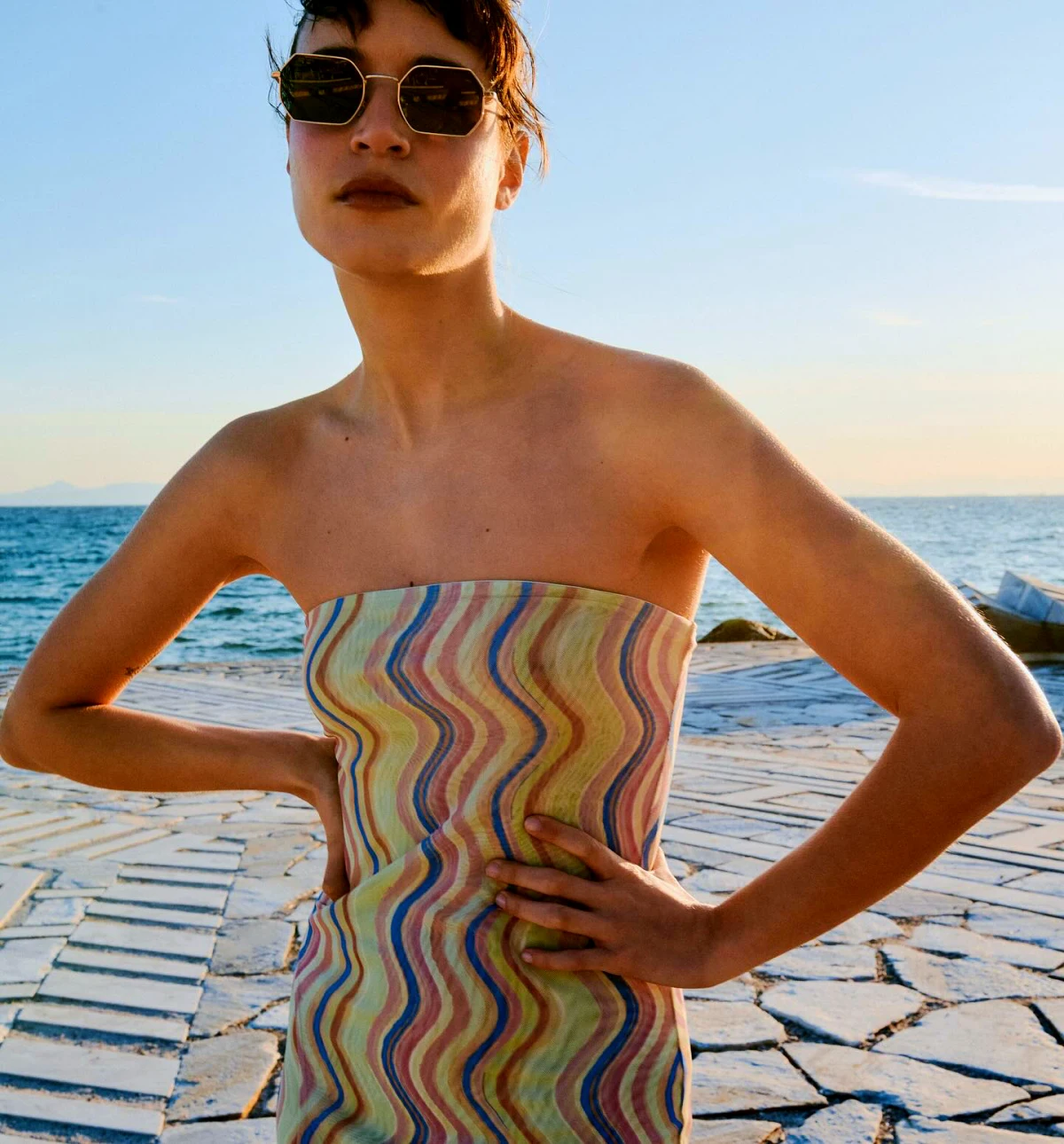 lunettes de soleil moderne pour visage carre femme a la plage