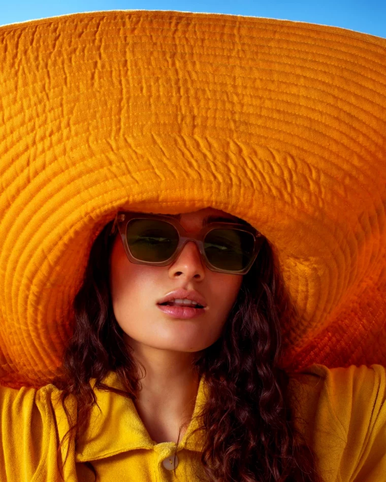 lunettes de soleil tendance 2024 femme chapeau orange