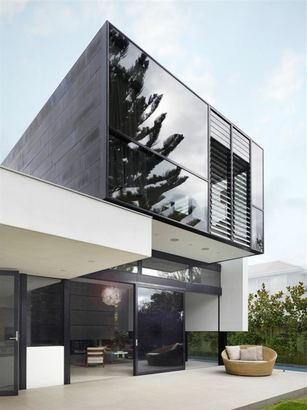 maison-cubique-moderne-façade-en-noir-et-blanc