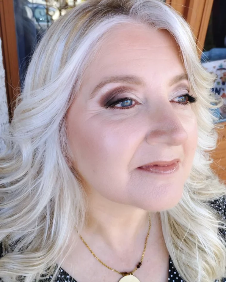 maquillage bleu femme 60 ans