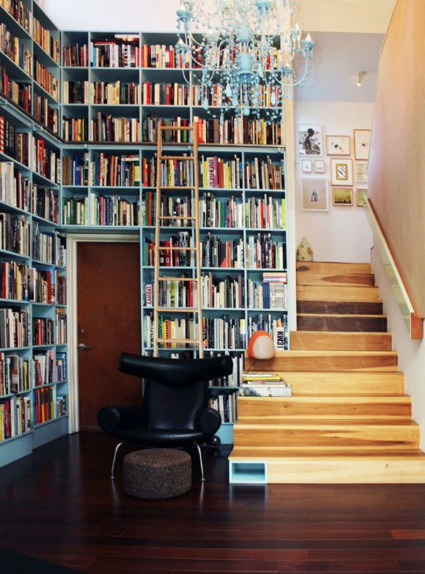 meuble-bibliothèque-bleu-et-escalier-en-bois-clair