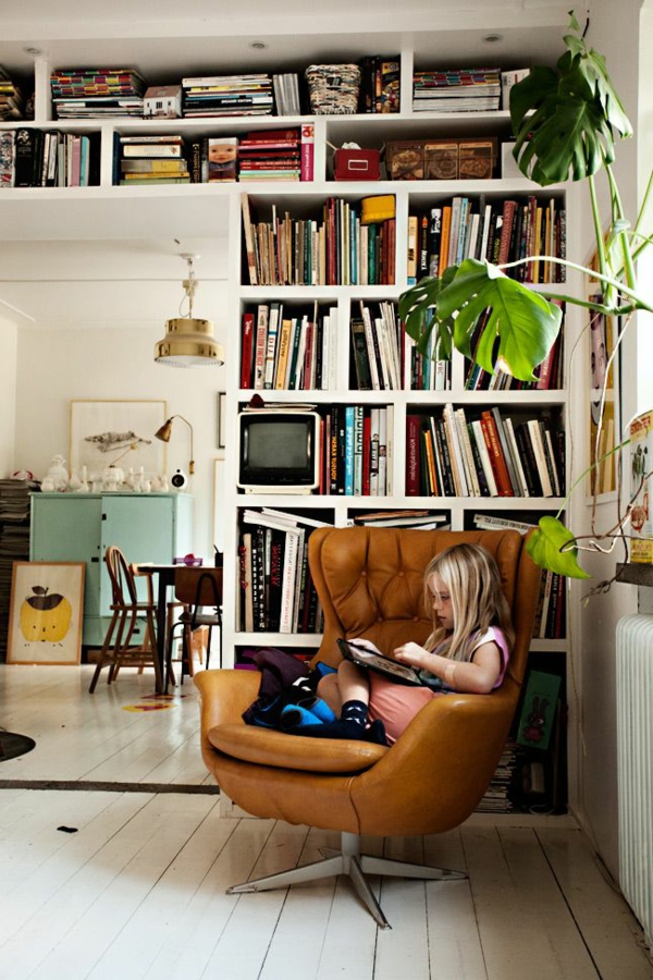 meuble-bibliothèque-et-chaise-en-cuir