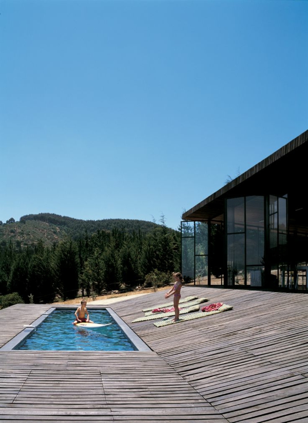 petite-piscine-hors-sol-une-grande-terrasse-en-bois