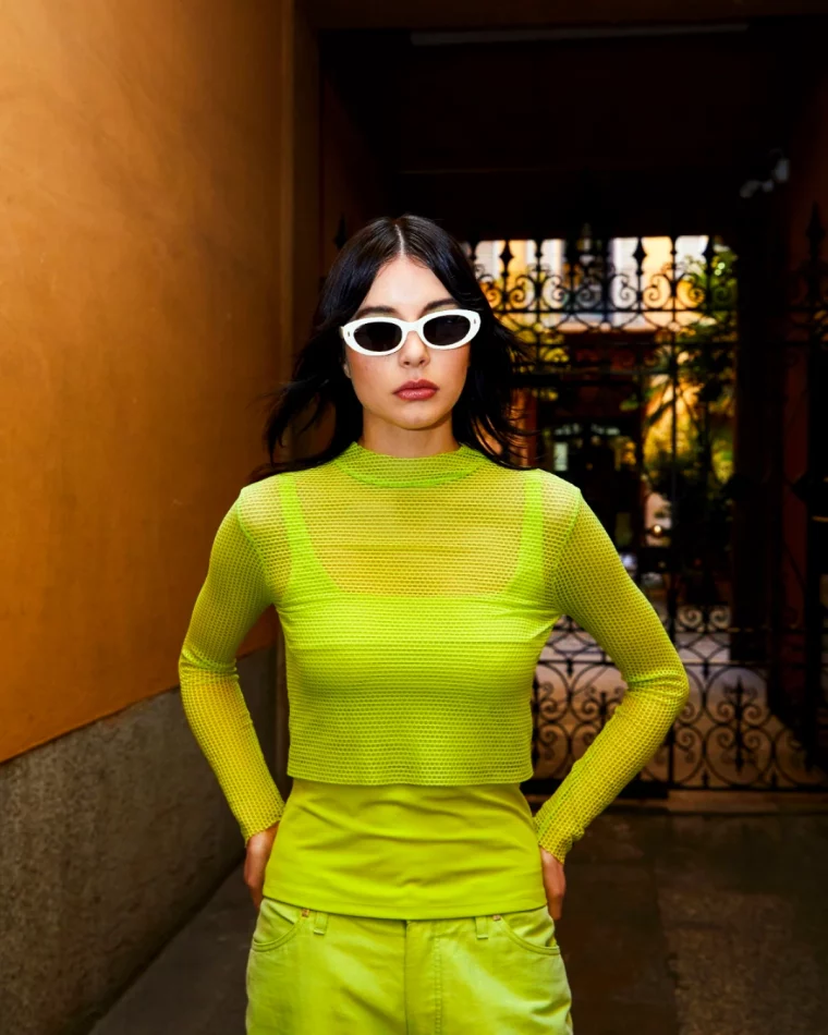 quelles lunettes de soleil pour visage ovale femme tenue verte