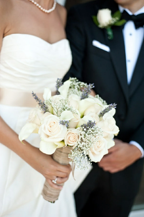 robe-de-mariée-fleurs-accessoires-couple-heureuse