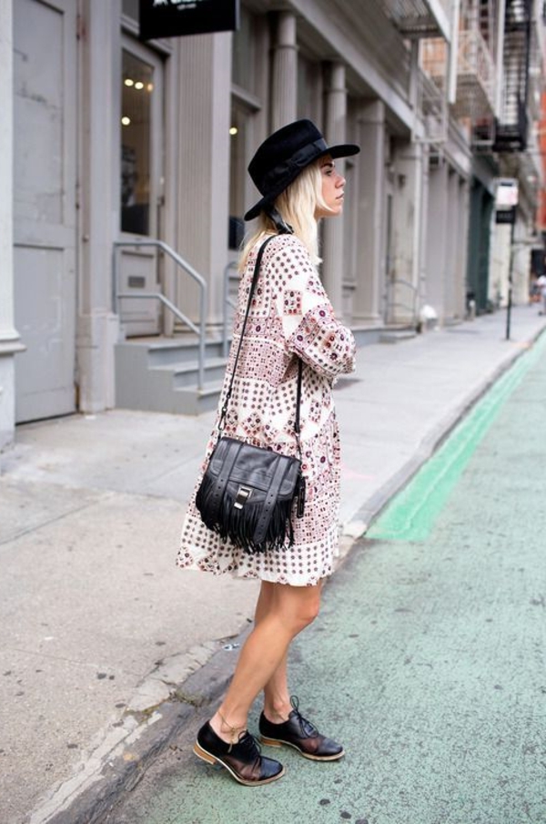 robe-hippie-chic-chapeau-feutre-et-chaussures-noires-boho