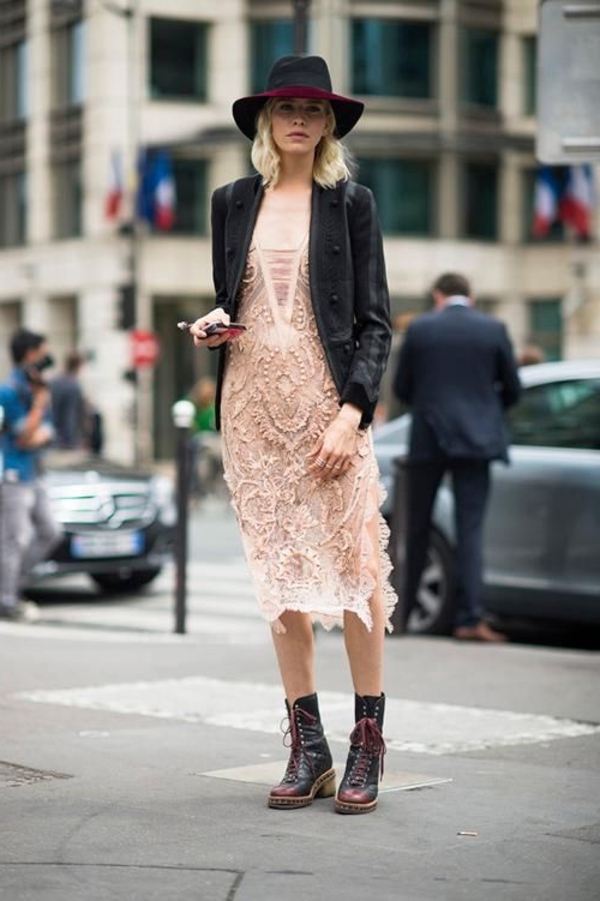 robe-hippie-chic-robe-midi-en-rose-pâle-et-des-bottes-massives