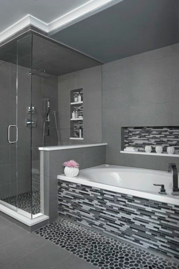 salle-de-bains-grise-carrelage-mosaique-en-gris-et-blanc-baignoire-encastrée
