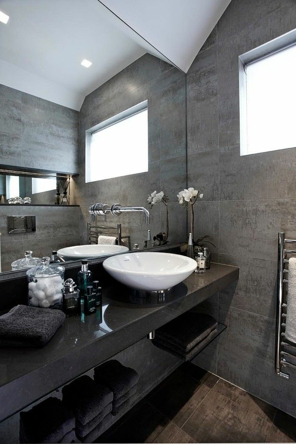 salle-de-bains-grise-comptoir-noir-vasque-blanche-élégante