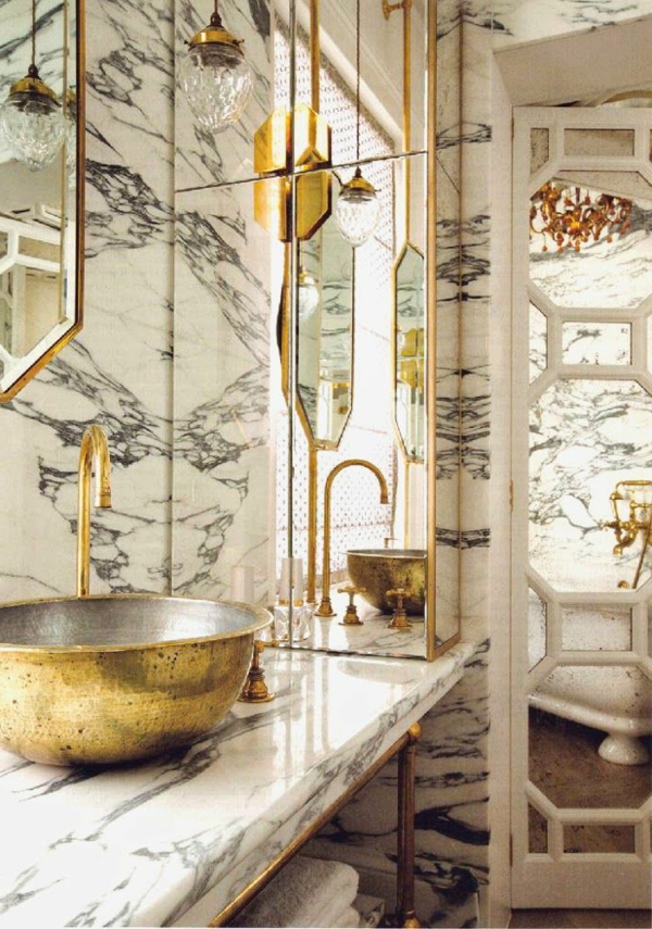 salle-de-bains-grise-intérieur-en-gris-et-blanc-et-accessoires-dorés