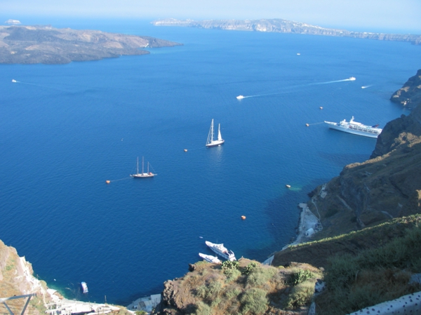 santorini-la-mer-bleue-montagnes-ile-jolie